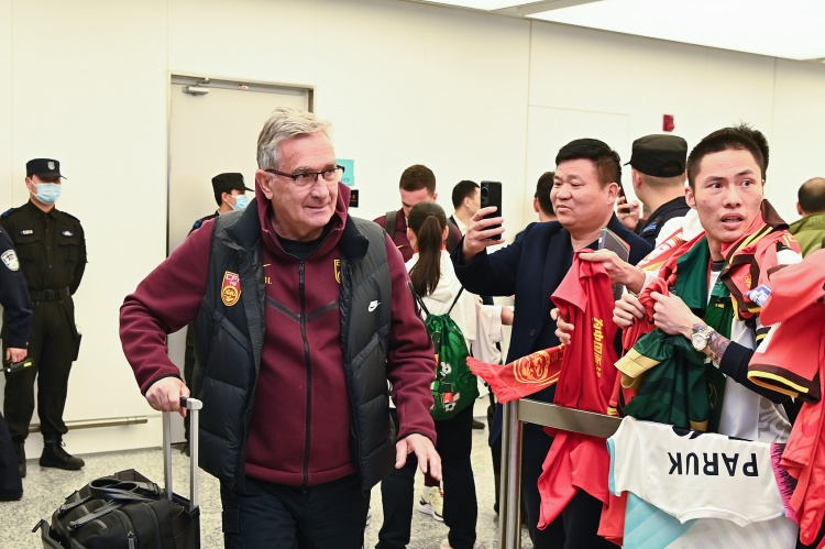 国足助教陈涛:开场就应该跟对手磕,踢了5分钟就感觉在收着踢